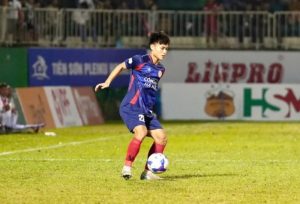 Anh gây ấn tượng với khả năng chuyền bóng chính xác và tư duy chiến thuật sắc bén