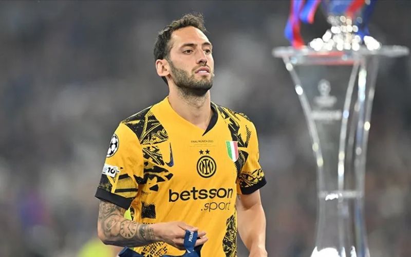 Hakan Çalhanoğlu sở hữu nhãn quan chiến thuật sắc bén.