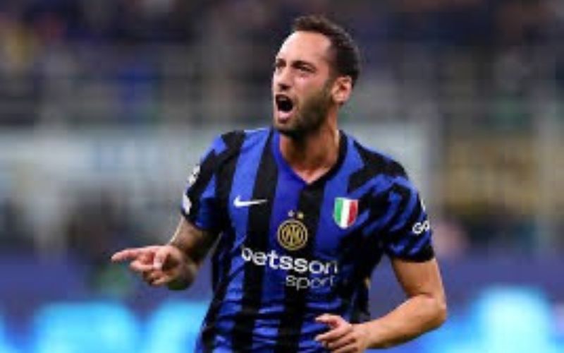 Hakan Çalhanoğlu trở thành vua sút phạt của Serie A.